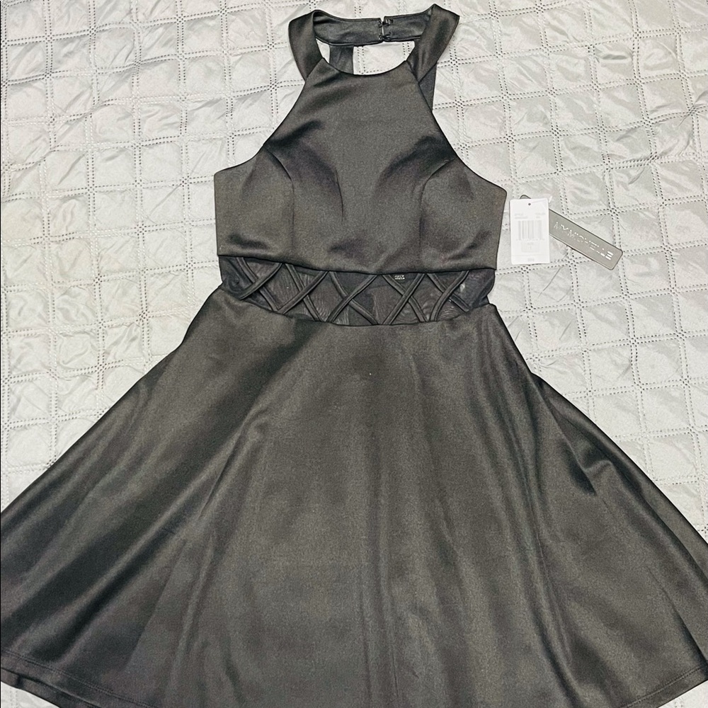Vestido nuevo en color negro con escote